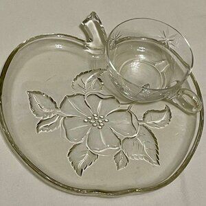 Vintage Hazel Atlas Apple Blossom Snack Plate with Cup – 1950s – Apple-Shaped